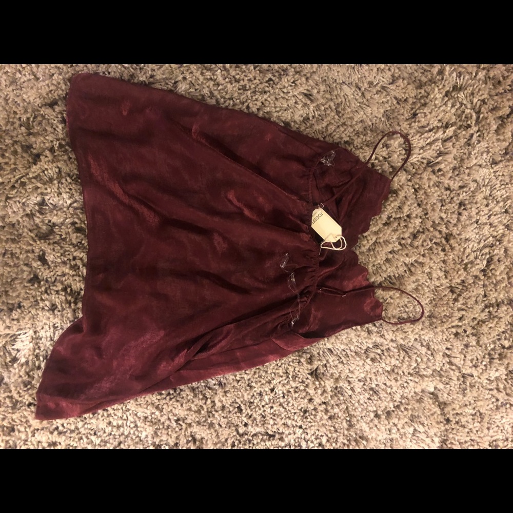 Cranberry scalloped neck tank